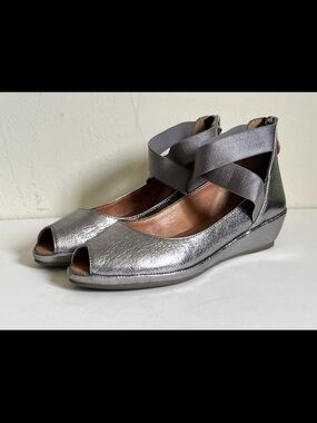 GENTLE SOULS Lisa Leather Shoes
KENNETH COLE 8 Silver Ankle
Wrap Wedge Peep Toe